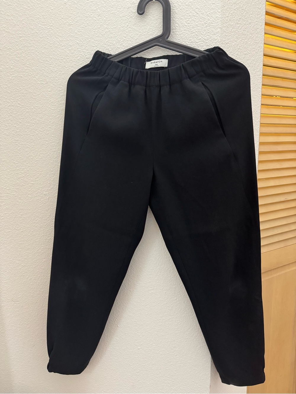 Babaton Black Elastic-Waist Tapered Jogger Pants
